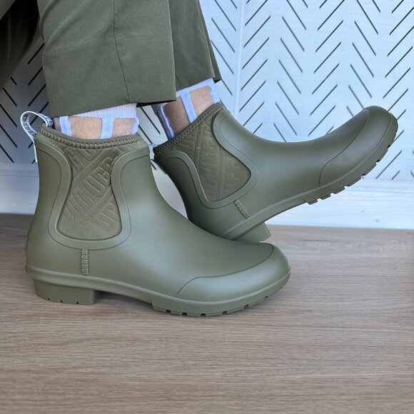 ⭐UGG Australia Women Boots Waterproof Rain Sz 7 Chevonne Geniune Sheep Fur Olive - Picture 2 of 10